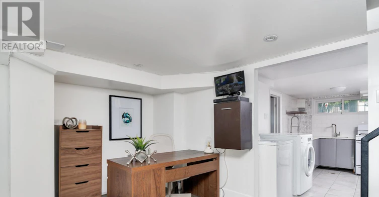 LOWER-290 Westmount Avenue, Toronto, ON, M6E 3N1 - 8