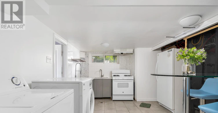 LOWER-290 Westmount Avenue, Toronto, ON, M6E 3N1 - 9