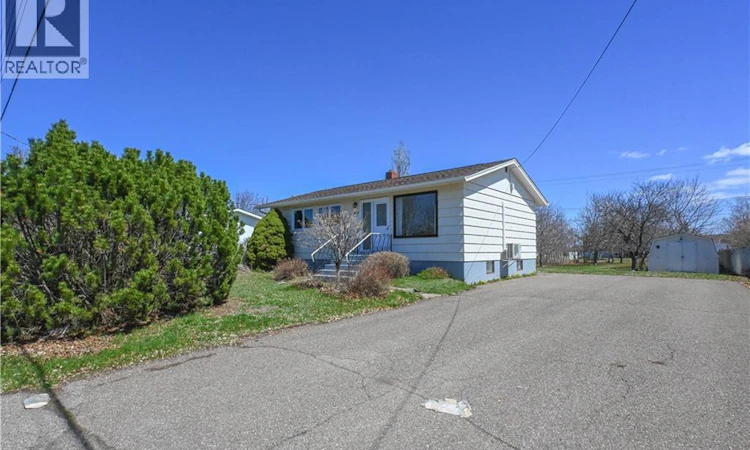 148 Des Pins Street