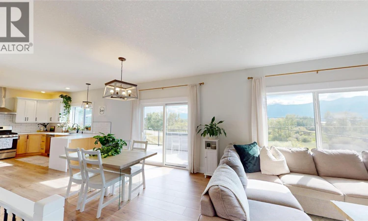 825 Selkirk Drive
