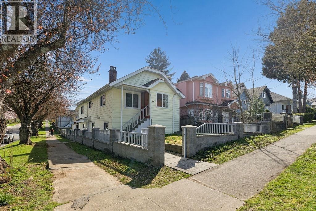 3708 Dumfries Street, Vancouver, BC, V5N 3S7