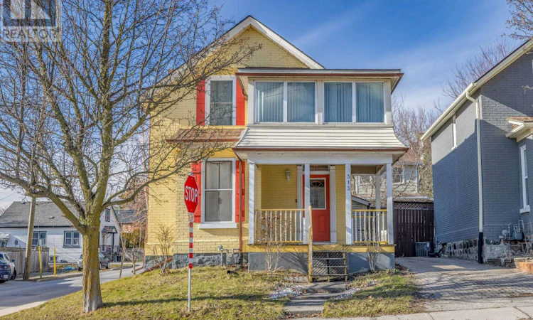 313 Simcoe Street