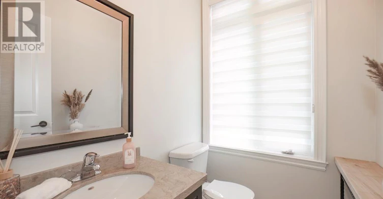 100 Falstaff Avenue, Toronto, ON, M6L 2E4 - 4