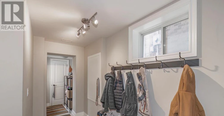 BSMT-100 Falstaff Avenue, Toronto, ON, M6L 2E4 - 2
