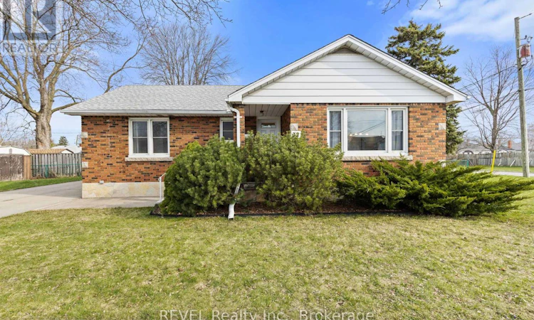 32 Thompson Avenue