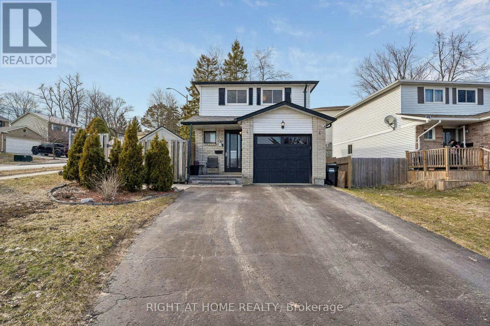 56 Hemingway Crescent, Barrie, ON, L4N 5G1