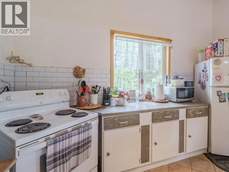 7478 Burgess Road, Deka Lake, BC, V0K 1X3 - 13