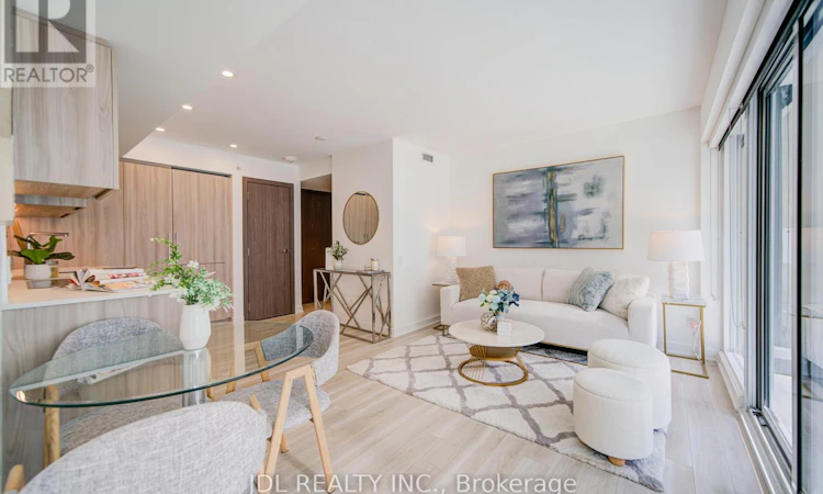 902-17 Bathurst Street