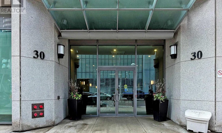 1806-30 Grand Trunk Crescent