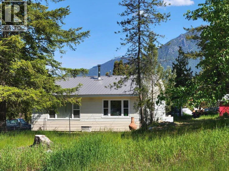 572 6 Highway, Nakusp, BC, V0G 1R1
