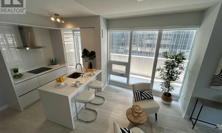 809-2221 Yonge Street