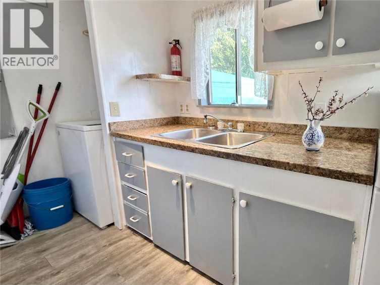 670 Central Avenue, Midway, BC, V0H 1M0 - 26