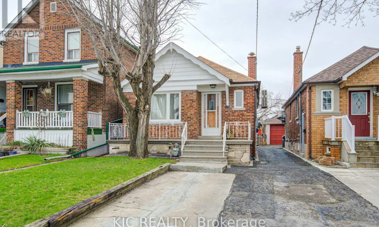 35 Montcalm Avenue
