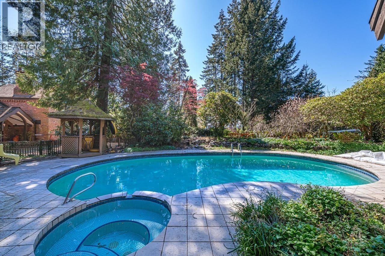 5260 Kew Road, West Vancouver, BC, V7W 2W2