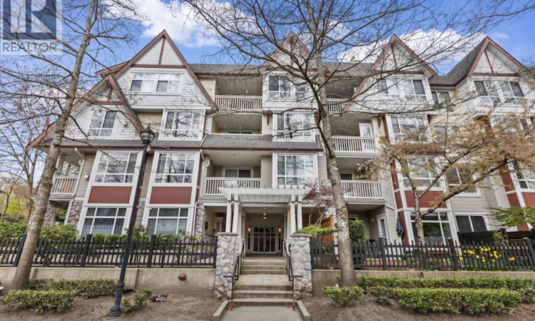322-6833 Village Green