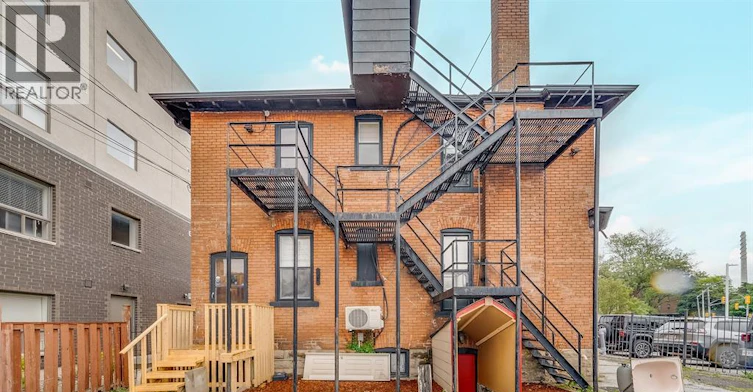 2-961 Ouellette Avenue, Windsor, ON, N9A 4J5 - 4