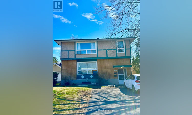 911 Pinewood Crescent