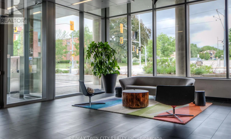 112-85 Duke Street W
