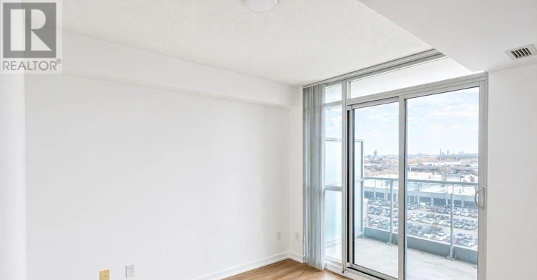 712-29 Singer Court, Toronto, ON, M5V 3Z7 - 4