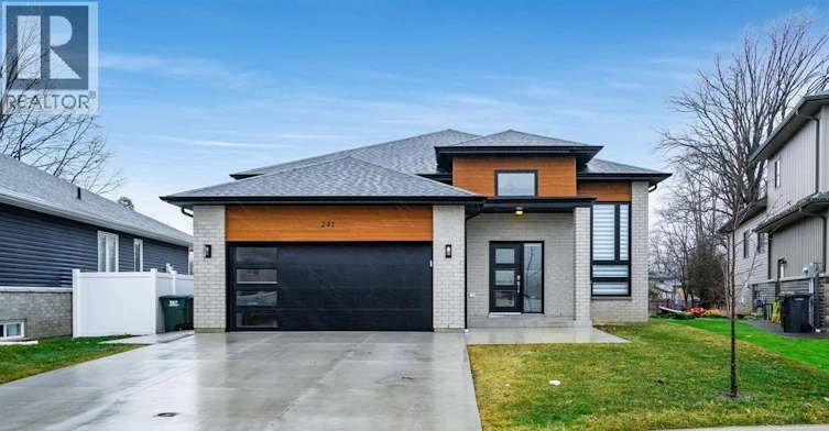 UPPER-241 Robinson Avenue, Essex, ON, N8M 0A8