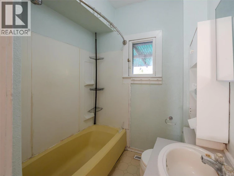 363 W Nanaimo Avenue, Penticton, BC, V2A 1N8 - 14