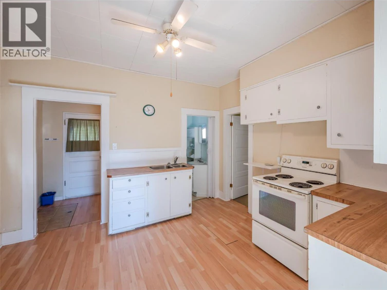 363 W Nanaimo Avenue, Penticton, BC, V2A 1N8 - 7