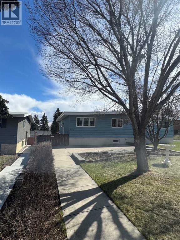 201 Holland Street NW, Calgary, AB, T2K 2E9