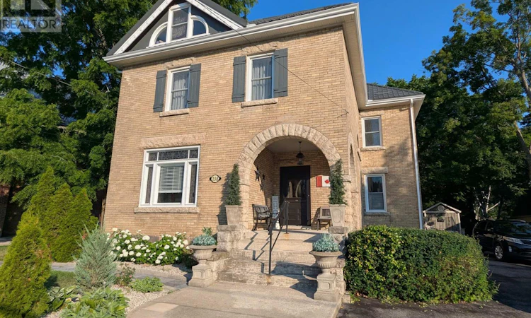 138 Bruce Street S