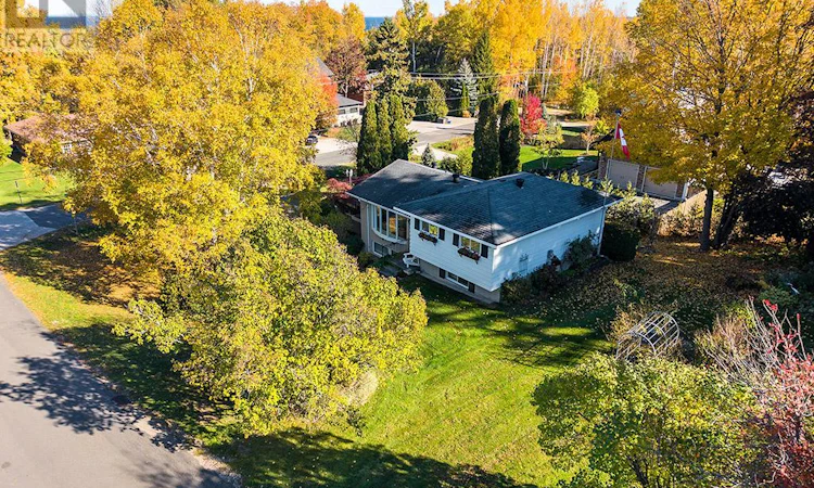 15 Wellington Street S