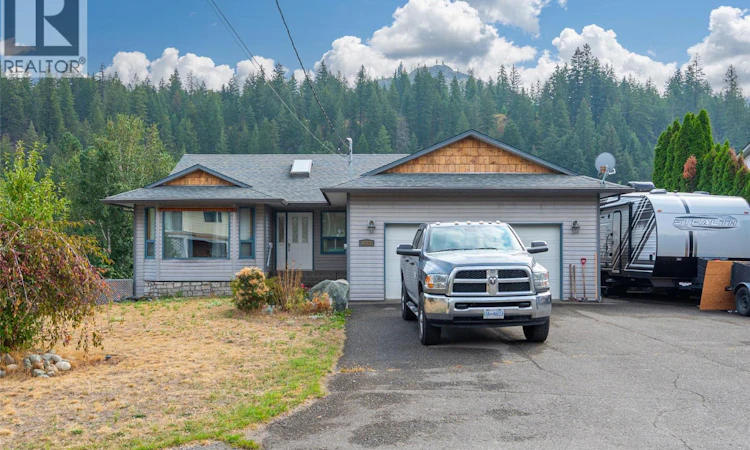 4728 Spruce Crescent