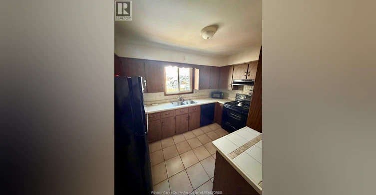 745 Cataraqui, Windsor, ON, N9A 3P3 - 3