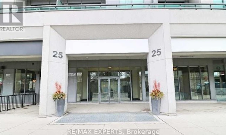 728-25 Lower Simcoe Street