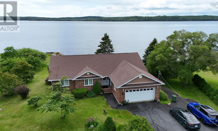 228 Ostrea Lake Road