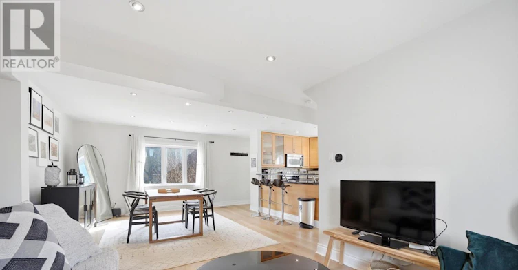 UPPER-24 Glenburn Avenue, Toronto, ON, M4B 2X2 - 2
