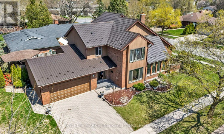 2 Deer Valley Crescent