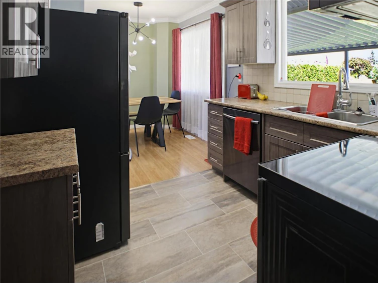 1684 Greenfield Avenue, Kamloops, BC, V2B 4N6 - 3