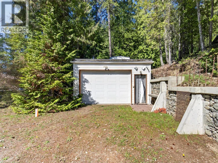 7689 Golf Course Road, Anglemont, BC, V0E 1M8 - 3