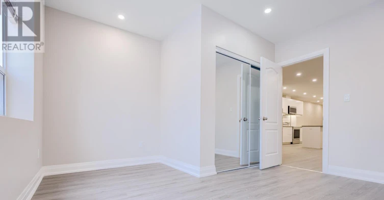 MAIN-10 Castleview Avenue, Toronto, ON, M5R 1Y9 - 4