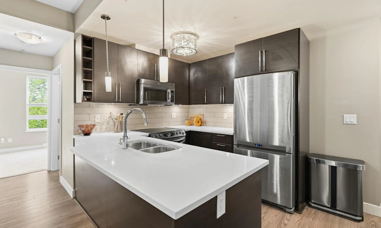 203-14358 60 Avenue