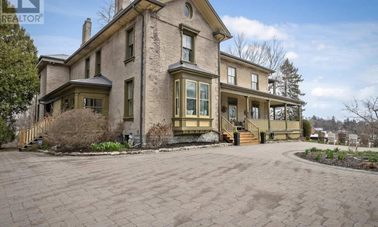 47 Pine Street S