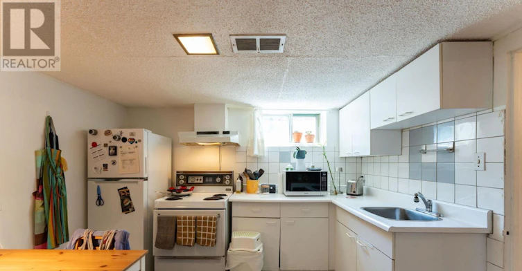 LOWER-57 Aziel Street, Toronto, ON, M6P 2N8 - 7