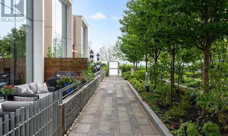 TH 115-29 Queens Quay E