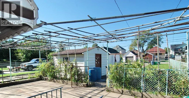 MAIN LEVEL-875 Parent, Windsor, ON, N9A 2C9 - 2