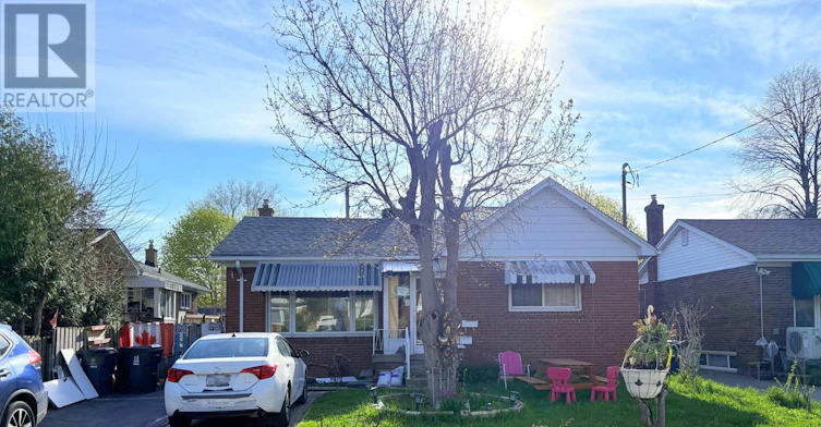 RM A-22 Ivordale Crescent, Toronto, ON, M1R 2W6