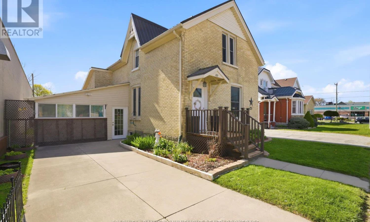 221 Main Street S