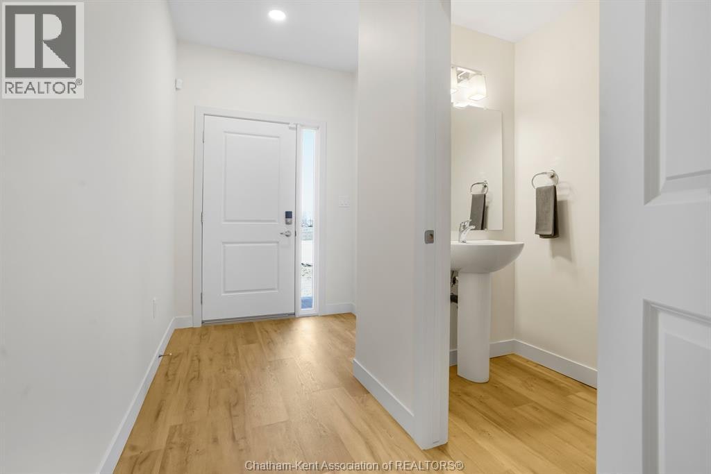 40 Magnolia Lane, Barrie, ON, N7M 0W7 - 6