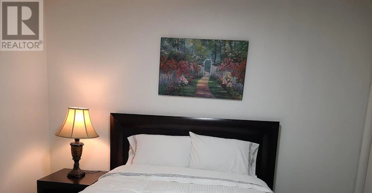 MAIN-8001 Woodsview Crescent, Niagara Falls, ON, L2H 3E9 - 8