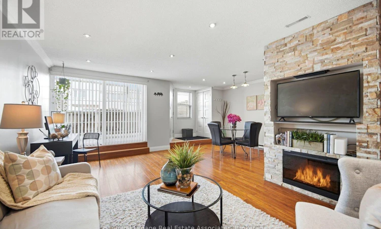 222-1055 Dundas Street E
