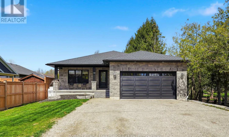 18 Geddes Street W