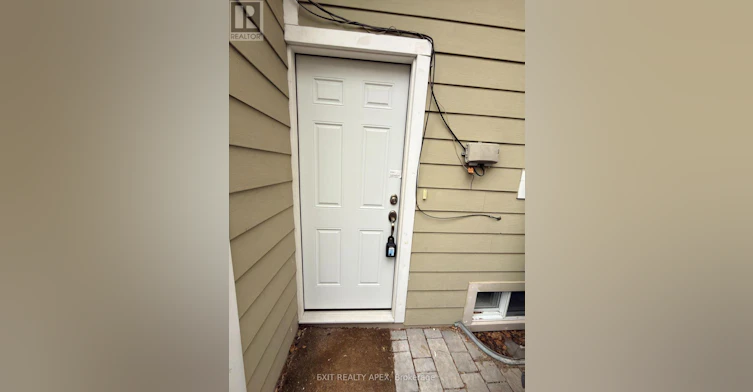 11 Uno Drive, Toronto, ON, M8Z 3N7 - 2